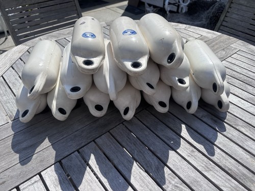 Small white boat - x,